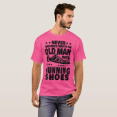靴を履いた老人を決してランニング過小評価しない Tシャツ (正面フル)
