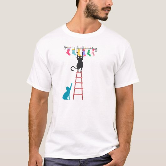 靴下で遊ぶかわいい猫のイラスト Tシャツ (正面)