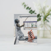 靴下の刑事魚釣り犯罪ファンタジーアートはがき ポストカード (スタンド正面)