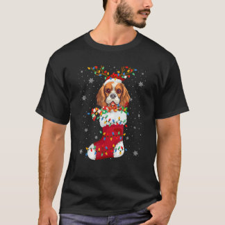 靴下を履いたキャバリア・キング・チャールズ・スパニエル子犬 X Tシャツ