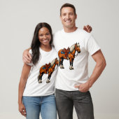 鞍を付けた茶色の馬 Tシャツ (ユニセックス)