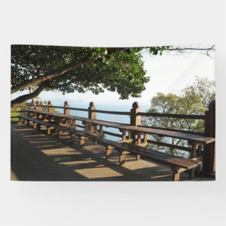 韓国を写した写真でデザインされ、印刷された 横断幕