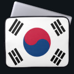 韓国国旗 ラップトップスリーブ<br><div class="desc">韓国の国旗は白いフィールドで、中央にエンブレムと国旗の各コーナーに4つのトリグラムがある。旗の色は青、赤、白、黒。韓国の国旗の割合は3:2である。1883年に韓国国旗が採択された。現在のフラグデザインの最初の使用は1882年。現在の韓国国旗の前回の変更は1948年だったデザイン。</div>
