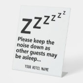 音保を下げて。ゲストは眠っている 台座サイン (正面)