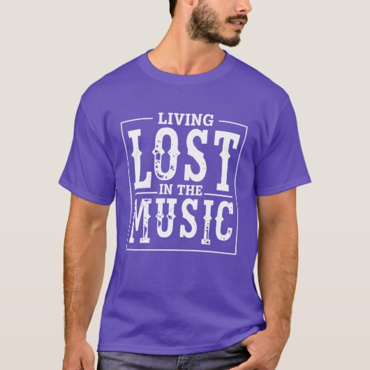 音楽に没頭するミュージックプロデューサー少年 Tシャツ (正面)