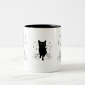音楽のささやきに包まれた黒猫 ツートーンマグカップ (中央)