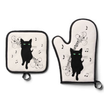 音楽のささやきに包まれた黒猫