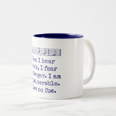 音楽を聴くと危険を恐れない – 音楽引用文 ツートーンマグカップ (正面右)