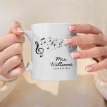 音楽シンボルパーソナライズされた コーヒーマグカップ<br><div class="desc">Zazzleでのみ利用可能な私たちの音楽シンボルパーソナライズされたコーヒーマグで右のノートで休日を開始！このカスタマイズスタイリッシュ可能なマグカップは、パターユニークンに配置された音楽シンボルのデザインを特徴よくはしゃぐとし、任意の音楽愛好家やミュージシャンに最適である。名前や特別なメッセージと一緒にカスタマイズ自分の個人的なtouchをマグカップで追加することもできる。音楽への愛楽しむを見せお気に入りのながら、今日あなたの飲み物をスタイルで注文！</div>