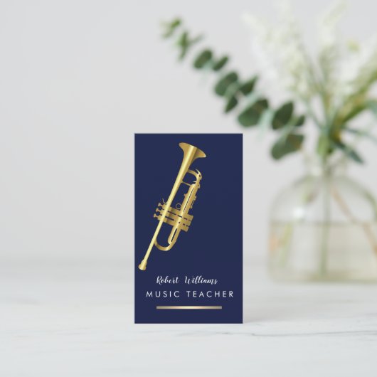 音楽トランペットの楽器の低音の楽団の楽士の金ゴールド 名刺 (スタンド正面)