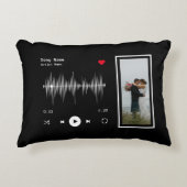 音楽プレーヤーアーティストとソングブラックパーソナライズされた アクセントクッション (正面)