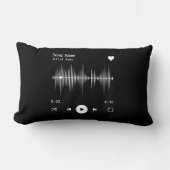 音楽プレーヤーアーティストとソングブラックパーソナライズされた ランバークッション (正面)