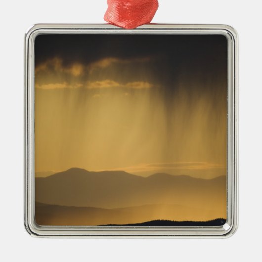 頂上に沿った連続する丘を見る メタルオーナメント (正面)