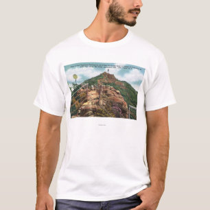 頂上への足の道の眺め Tシャツ