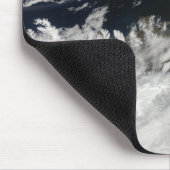 頂上淡い色のから吹の灰煙 マウスパッド (コーナー)