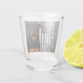 頑丈なクールロットワイラードッグアメリカ国旗 ショットグラス (裏面)