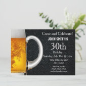 頑丈な大人ビアメンズ誕生日招待状 招待状 (スタンド正面)