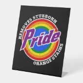 頑固なオレンジシミの除去プライド月LGBTQ 台座サイン (正面)