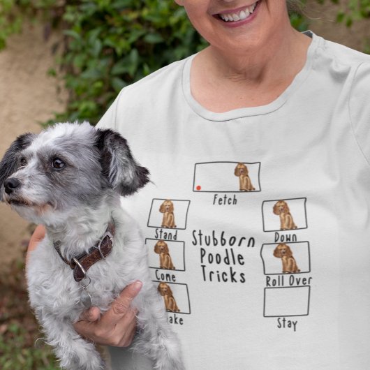 頑固なプードルのトリック犬アプリコットレッド Tシャツ