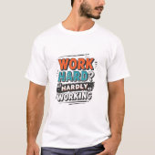 頑張って働いてる?そんなに頑張ってない – 面白い仕事のプレゼントアイデア Tシャツ (正面)