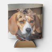 頭おもしろいに葉のどんぐりを持つビーグル 缶クーラー (正面)