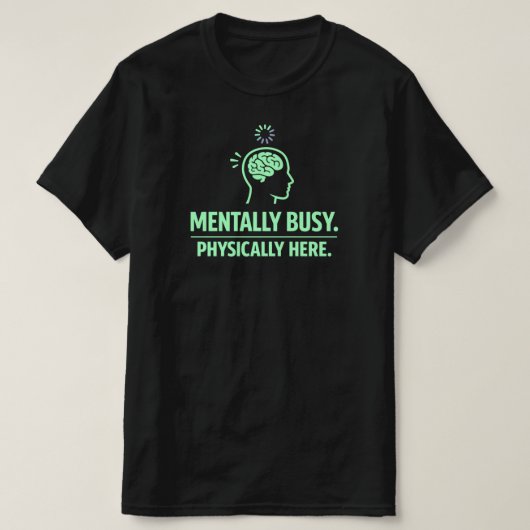 頭がいっぱいでここにいるだけ 面白い仕事 Tシャツ (デザイン正面)
