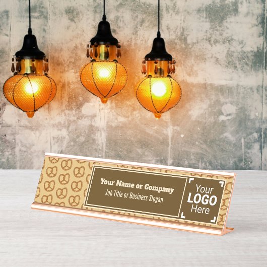 頭が切れるプレッツェルをテーマにしたパンのツイスト:あなたのテキストとロゴ デスクネームプレート