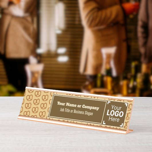 頭が切れるプレッツェルをテーマにしたパンのツイスト：あなたのテキストとロゴ デスクネームプレート