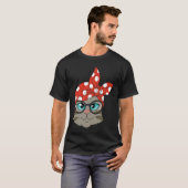 頭にスカーフとメガネを付けたかわいい猫 Tシャツ (正面フル)