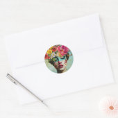 頭にファッションの花を飾った女性の肖像画。 ラウンドシール (封筒)