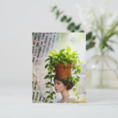頭に観葉植物を乗せた女性 ミクストメディア ポストカード (スタンド正面)