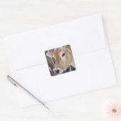 頭に頭を入れたジャージー乳牛。 スクエアシール (封筒)