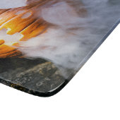 頭のない馬乗りのジャック・オ・ランタンが炎の頭を上げる カッティングボード (角)