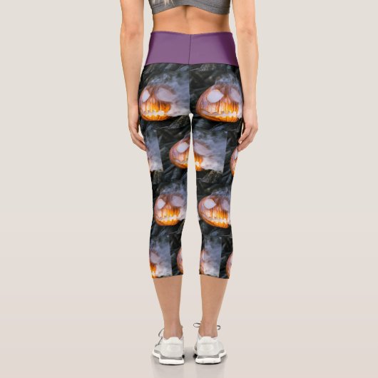 頭のない馬乗りのジャック・オ・ランタンが炎の頭を上げる カプリレギンス (裏面)