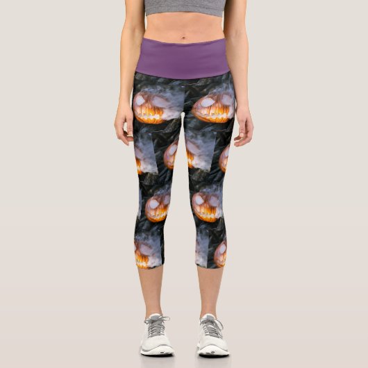 頭のない馬乗りのジャック・オ・ランタンが炎の頭を上げる カプリレギンス (正面)