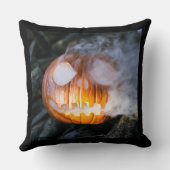 頭のない馬乗りのジャック・オ・ランタンが炎の頭を上げる クッション (裏面)
