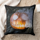 頭のない馬乗りのジャック・オ・ランタンが炎の頭を上げる クッション (ブランケット)