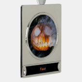 頭のない馬乗りのジャック・オ・ランタンが炎の頭を上げる シルバープレートバナーオーナメント (右)