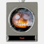 頭のない馬乗りのジャック・オ・ランタンが炎の頭を上げる シルバープレートバナーオーナメント (正面)