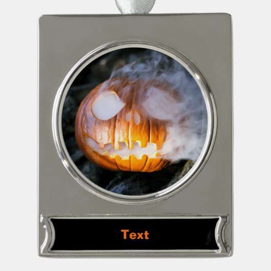 頭のない馬乗りのジャック・オ・ランタンが炎の頭を上げる シルバープレートバナーオーナメント (正面)