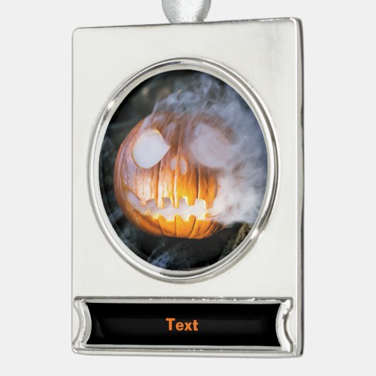 頭のない馬乗りのジャック・オ・ランタンが炎の頭を上げる シルバープレートバナーオーナメント (左)