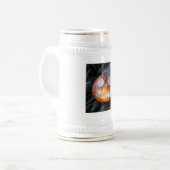 頭のない馬乗りのジャック・オ・ランタンが炎の頭を上げる ビールジョッキ (正面左)