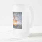 頭のない馬乗りのジャック・オ・ランタンが炎の頭を上げる フロストグラスビールジョッキ (正面右)