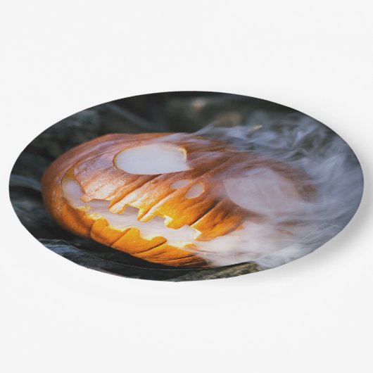 頭のない馬乗りのジャック・オ・ランタンが炎の頭を上げる ペーパープレート (アングル)