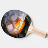 頭のない馬乗りのジャック・オ・ランタンが炎の頭を上げる 卓球ラケット (横)