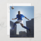 頭の上にサッカーボールを跳ね回る男 ポストカード (正面/裏面)