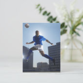 頭の上にサッカーボールを跳ね回る男 ポストカード (スタンド正面)