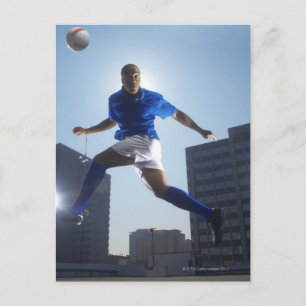 頭の上にサッカーボールを跳ね回る男 ポストカード