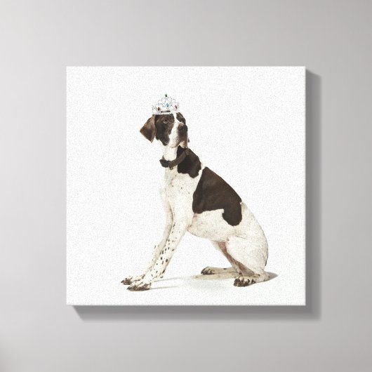 頭の上にティアラを乗せて座っている犬 キャンバスプリント (正面)