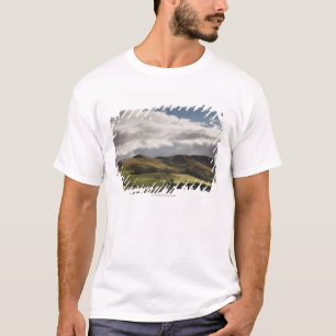 頭上式ローリング・ヒルズおよび雲との景色 Tシャツ